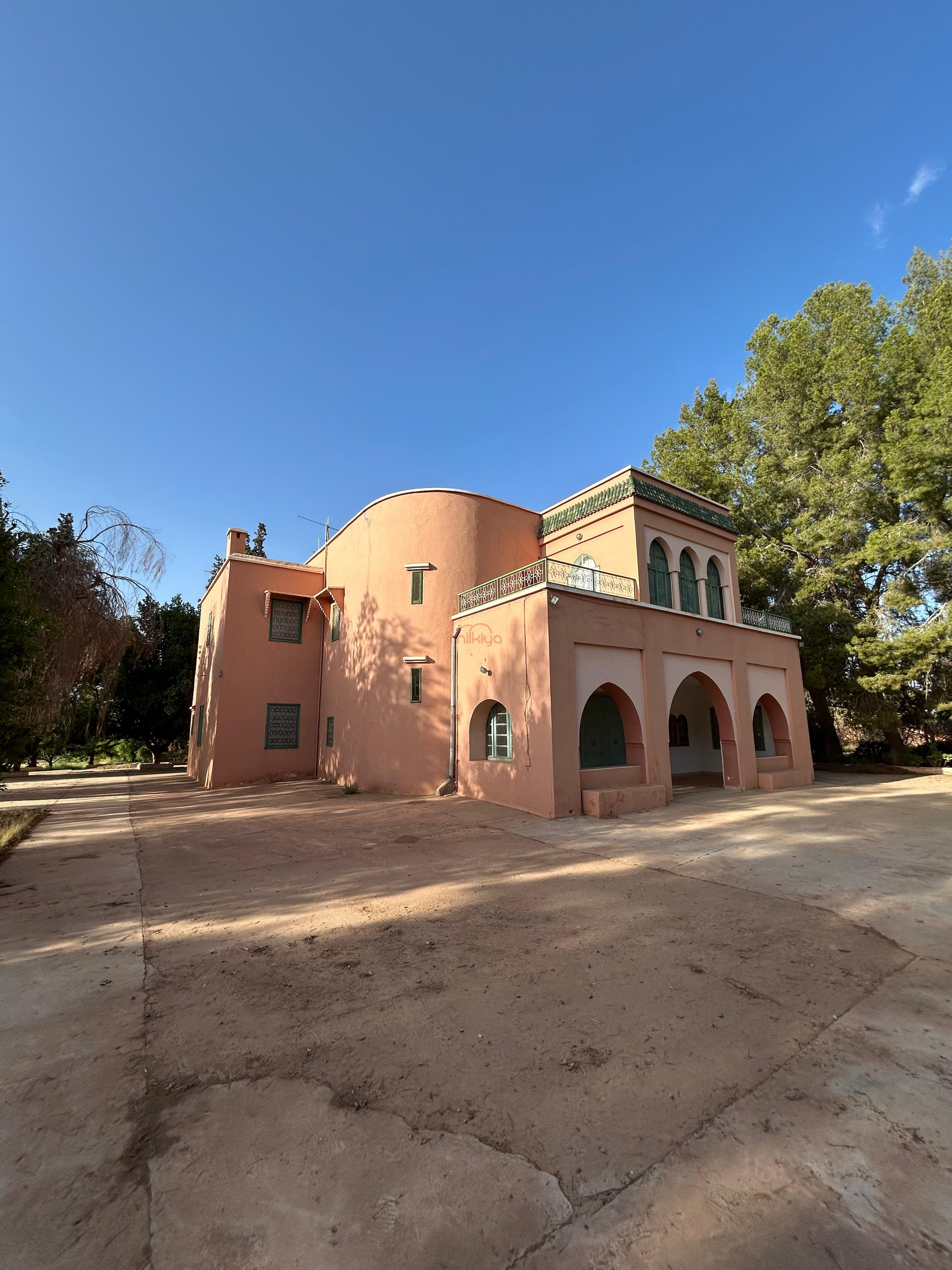 منزل/مزرعة للبيع بمنطقة مزرعة/زراعية كبيرة بمساحة 260000 م² بمراكش.